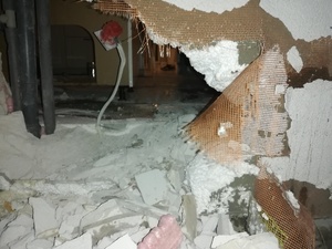 Dziura w domu po uderzeniu