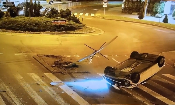 samochód leżący na dachu na rondzie