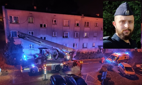 Kolaż dwóch zdjęć. Pora nocna. Przed blokiem pojazd strażacki i karetka pogotowia z włączonymi sygnałami świetlnymi. W prawym górnym rogu zdjęcie policjanta