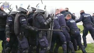 Policjanci OPP podczas treningu. Policjanci po lewej w z tarczami są atakowani, na potrzebę szkolenia, przez policjantów po prawej