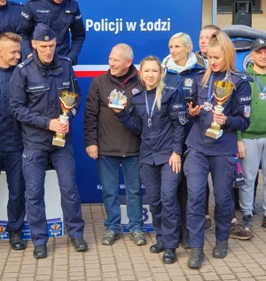 policjanci z pucharami