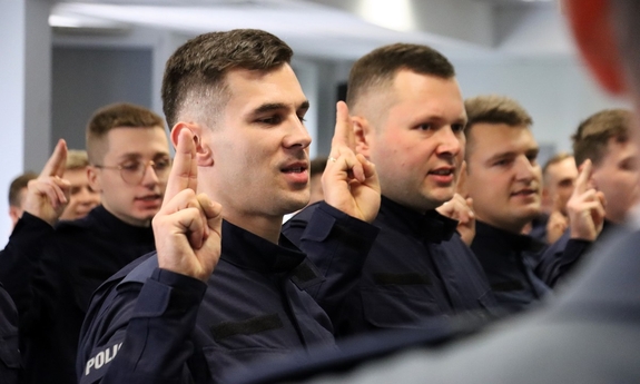 grupa policjantów w trakcie ślubowania