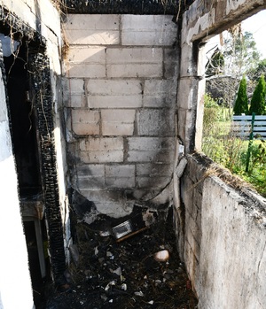 Częściowo spalone wnętrze budynku
