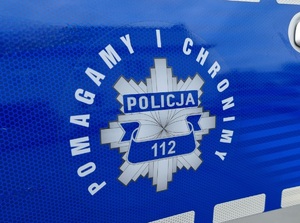 logo Pomagamy i chronimy na drzwiach radiowozu policyjnego