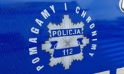 logo Pomagamy i chronimy na drzwiach radiowozu policyjnego