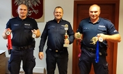 Komendant Powiatowy Policji w Będzinie oraz dwóch policjantów, którzy zdobyli złote medale na Mistrzostwach Świata w uginaniu ramion ze sztangą