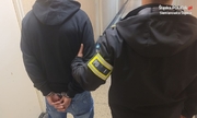 policjant z zatrzymanym w kajdankach