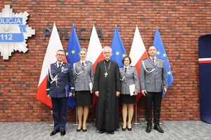 Odznaczeni medalami stoją na tle 6 flag. 3 Polski i 3 Unii Europejskiej