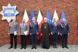 Odznaczeni medalami stoją na tle 6 flag. 3 Polski i 3 Unii Europejskiej