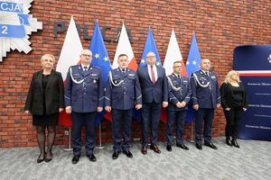 Odznaczeni medalami stoją na tle 6 flag. 3 Polski i 3 Unii Europejskiej