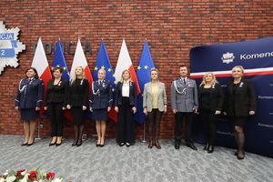 Odznaczeni medalami stoją na tle 6 flag. 3 Polski i 3 Unii Europejskiej