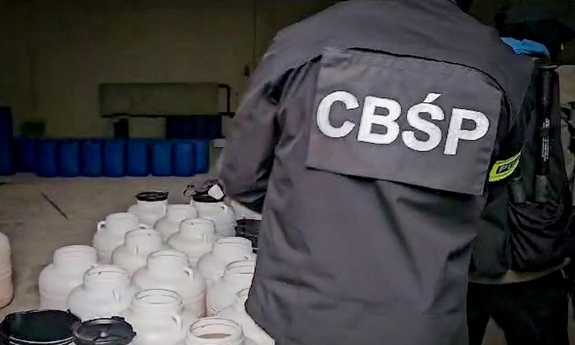 policjant CBŚP podczas zabezpieczania narkotyków