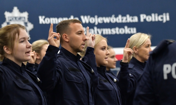 policjanci i policjantki podczas ślubowaniu
