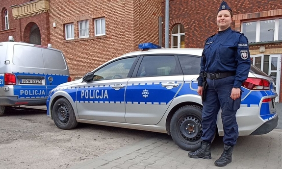 policjantka stoi obok radiowozu policyjnego