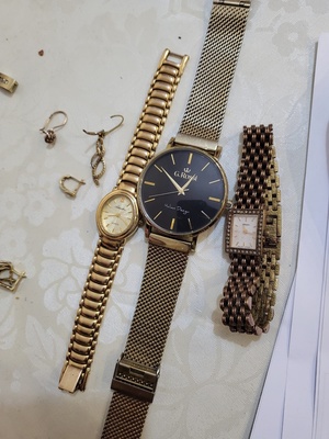 Skradziona biżuteria, trzy złote zegarki i złote kolczyki