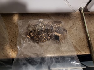 Złota biżuteria w plastikowym woreczku