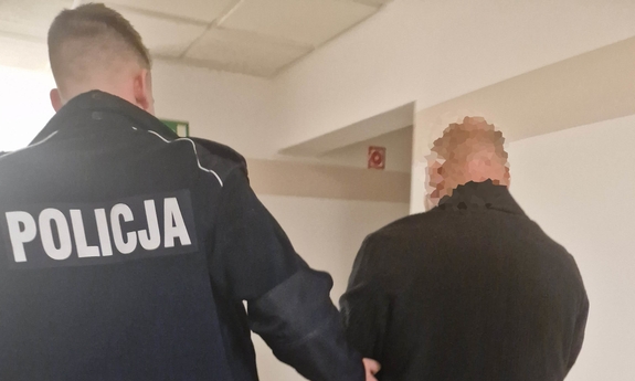 policjant z zatrzymanym