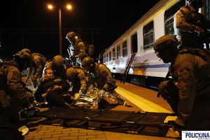 Na peronie policyjni kontrterroryści udzielają pomocy pokrzywdzonym
