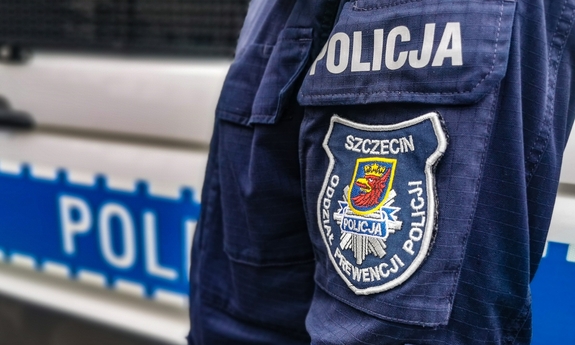 naszywka z logiem Oddział Prewencji policji Szczecin na mundurze policjanta