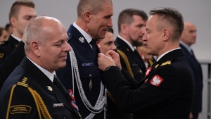 Komendant Główny Państwowej Straży Pożarnej wręcza medal Zastępcy Komendanta Głównego Policji