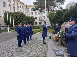 Komendant Główny Policji gen. insp. Jarosław Szymczyk wraz z Zastępcami nadinsp. Dariuszem Augustyniakiem, nadinsp. Pawłem Dobrodziejem i nadinp. Romanem Kusterem na dziedzińcu Komendy Głównej Policji pod Obeliskiem „Poległym Policjantom – Rzeczpospolita Polska” oraz przed Tablicą Pamięci w siedzibie KGP złożyli wieniec oddając w ten sposób hołd wszystkim poległym, którzy oddali swoje życie za wolność Ojczyzny.