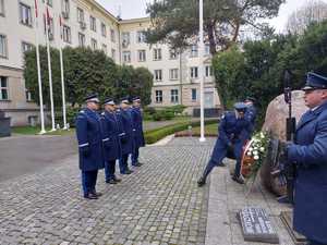 Komendant Główny Policji gen. insp. Jarosław Szymczyk wraz z Zastępcami nadinsp. Dariuszem Augustyniakiem, nadinsp. Pawłem Dobrodziejem i nadinp. Romanem Kusterem na dziedzińcu Komendy Głównej Policji pod Obeliskiem „Poległym Policjantom – Rzeczpospolita Polska” oraz przed Tablicą Pamięci w siedzibie KGP złożyli wieniec oddając w ten sposób hołd wszystkim poległym, którzy oddali swoje życie za wolność Ojczyzny.