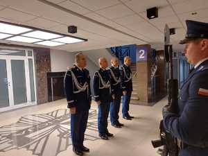 Komendant Główny Policji gen. insp. Jarosław Szymczyk wraz z Zastępcami nadinsp. Dariuszem Augustyniakiem, nadinsp. Pawłem Dobrodziejem i nadinp. Romanem Kusterem na dziedzińcu Komendy Głównej Policji pod Obeliskiem „Poległym Policjantom – Rzeczpospolita Polska” oraz przed Tablicą Pamięci w siedzibie KGP złożyli wieniec oddając w ten sposób hołd wszystkim poległym, którzy oddali swoje życie za wolność Ojczyzny.