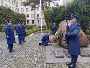 Komendant Główny Policji gen. insp. Jarosław Szymczyk wraz z Zastępcami nadinsp. Dariuszem Augustyniakiem, nadinsp. Pawłem Dobrodziejem i nadinp. Romanem Kusterem na dziedzińcu Komendy Głównej Policji pod Obeliskiem „Poległym Policjantom – Rzeczpospolita Polska” oraz przed Tablicą Pamięci w siedzibie KGP złożyli wieniec oddając w ten sposób hołd wszystkim poległym, którzy oddali swoje życie za wolność Ojczyzny.