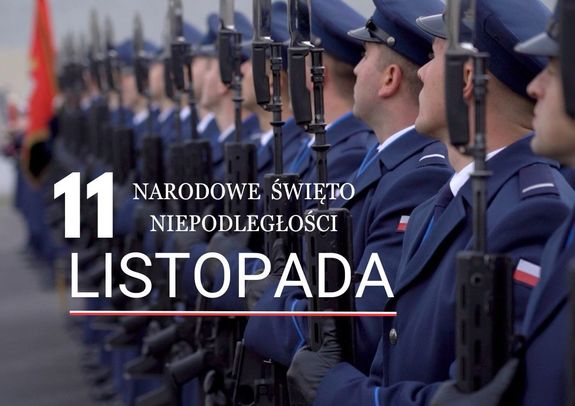 Kompania reprezentacyjna Policji ze sztandarem. Na zdjęciu napis 11 listopada - Dzień Niepodległości