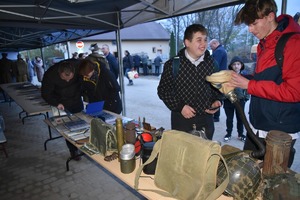 Policjant podczas prezentowania swoich zbiorów zarówno osobom starszym, jak i dzieciom oraz młodzieży