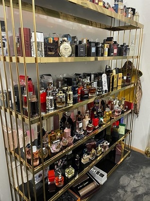 półka z zabezpieczonymi podrobionymi perfumami