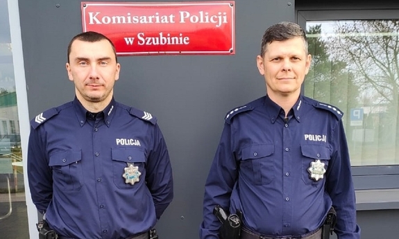 Dzielnicowi z Szubina, którzy uratowali rowerzystę stoją przy wejściu do Komisariatu Policji w Szubinie