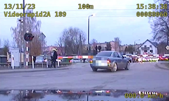 stopklatka z nagrania wideorejestratora przedstawia samochody czekające przed szlabanem na przejeździe kolejowym