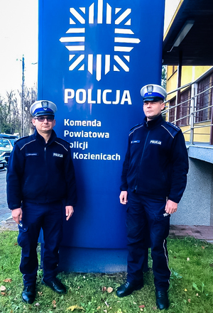 Od lewej st. sierż. Konrad Deresiewicz, asp. Łukasz Kosicki stoją przy budynku Komendy Powiatowej Policji w Kozienicach