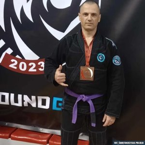 Młodszy aspirant Michał Jaworski prezentuje medal