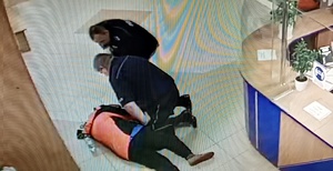 policjanci udzielają pierwszej pomocy leżącemu mężczyźnie
