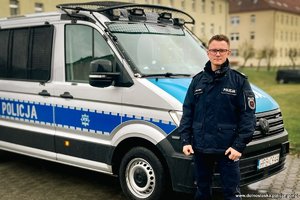 Policjant stojący przy radiowozie