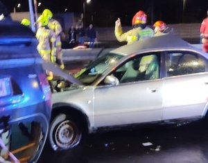 strażacy przy rozbitym samochodzie