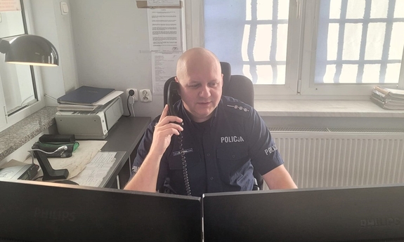 dyżurny siedzi przy biurku