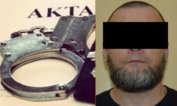 Zdjęcie podzielone na pół. Po lewej stronie teczka z aktami i kajdankami. Po prawej wizerunek mężczyzny z czarnym paskiem na oczach