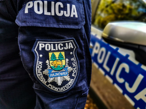 naszywka z logiem Komendy Powiatowej Policji w Hajnówce na mundurze policjanta