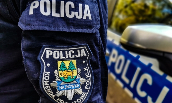 naszywka z logiem Komendy Powiatowej Policji w Hajnówce na mundurze policjanta