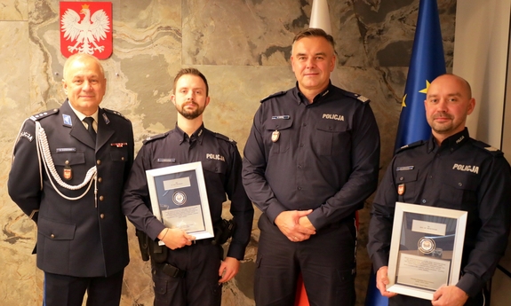 nagrodzeni policjanci z Komendantem Wojewódzkim Policji