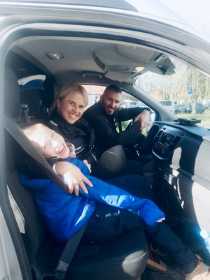 policjant i policjantka z z 14-letnim Olafem w radiowozie