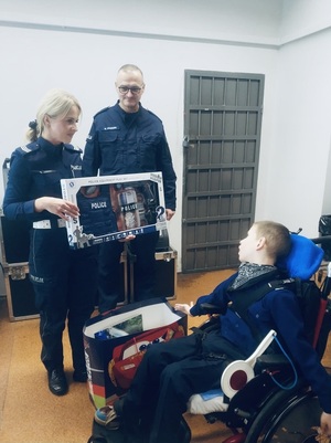 policjanci podczas spotkania z 14-letnim Olafem wręczają mu prezenty