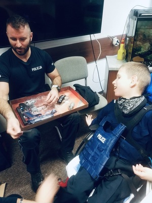 policjant podczas spotkania z 14-letnim Olafem