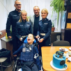 policjanci podczas spotkania z 14-letnim Olafem