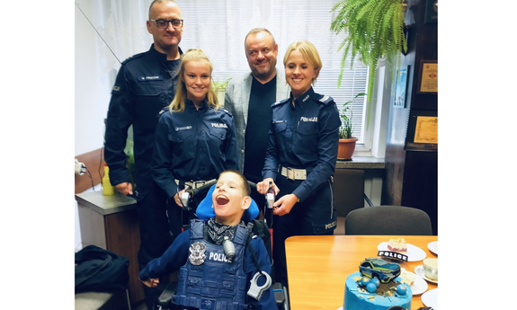policjanci podczas spotkania z 14-letnim Olafem
