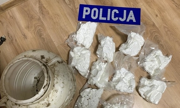 foliowe woreczki z białą substancją, obok nich stoi plastikowy biały pojemnik