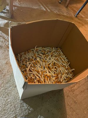 zabezpieczone papierosy w kartonie